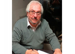 Eduardo Fernandez firmando