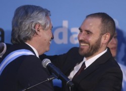 Guzman abrazando a Alberto Fernandez el dia de su asunción